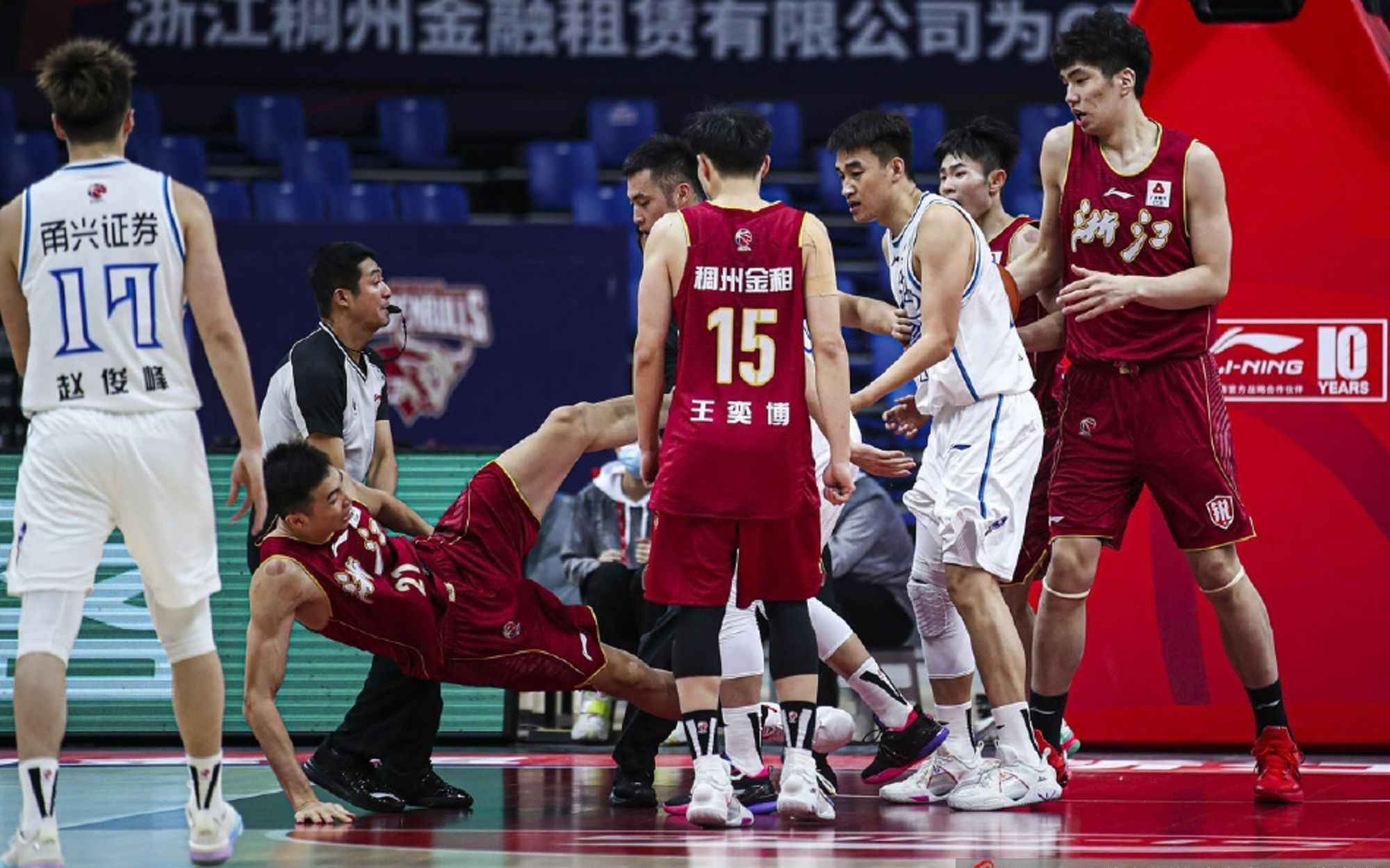 热门球队纷纷获胜，CBA联赛场面火爆 热门球队纷纷获胜,cba联赛场面火爆视频 