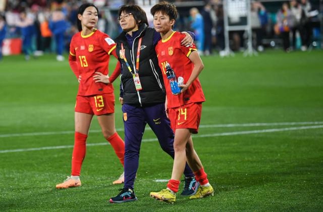 选手表现稳定，女足比赛赛场精彩纷呈、球迷欣喜观望 
