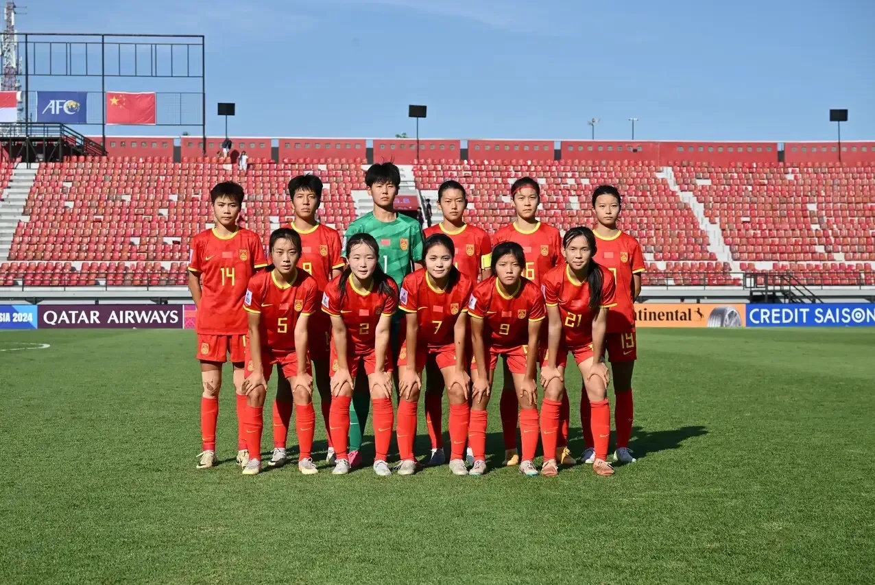 关于中国女足队员在赛场上勇敢拼搏，收获赞誉的信息