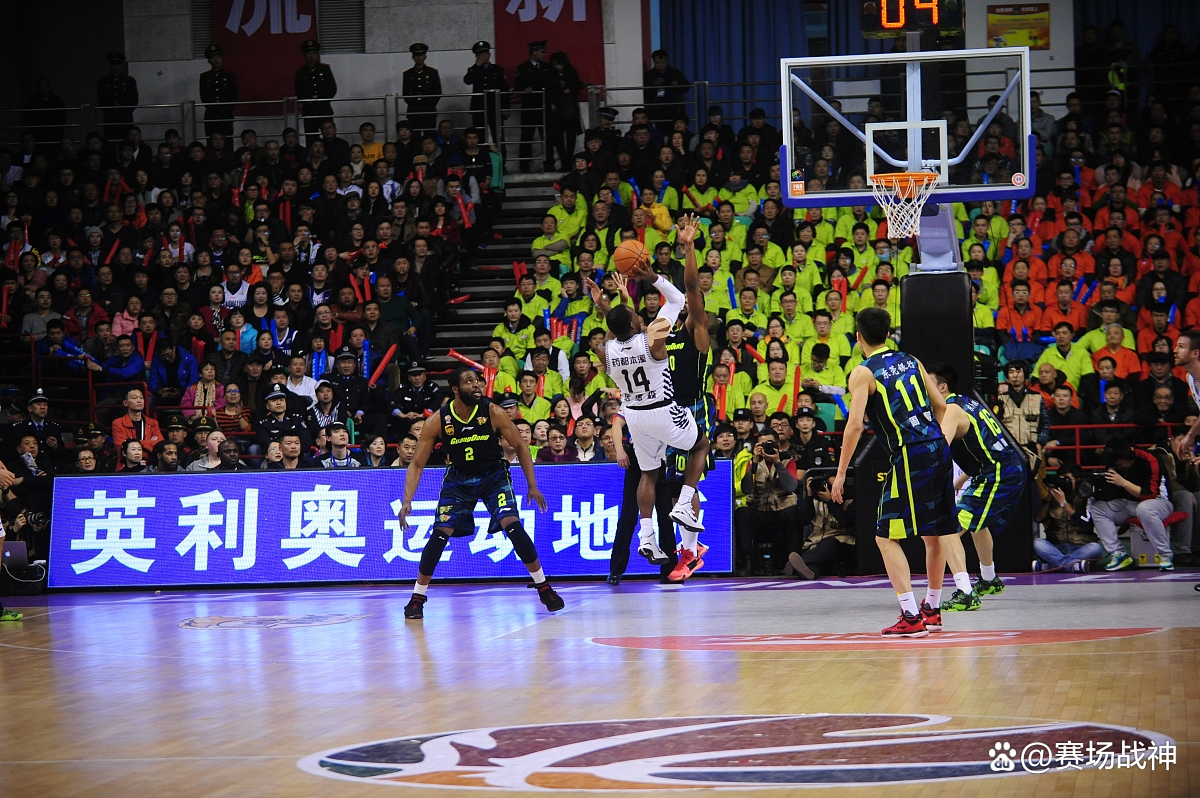 NBA季后赛争夺激烈，火箭将面对挑战 